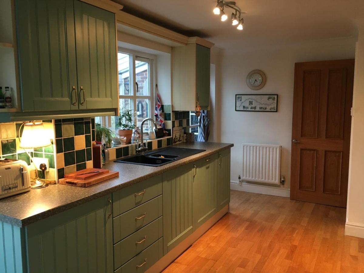 5 Charlton Mill Way B&B Chichester Eksteriør bilde